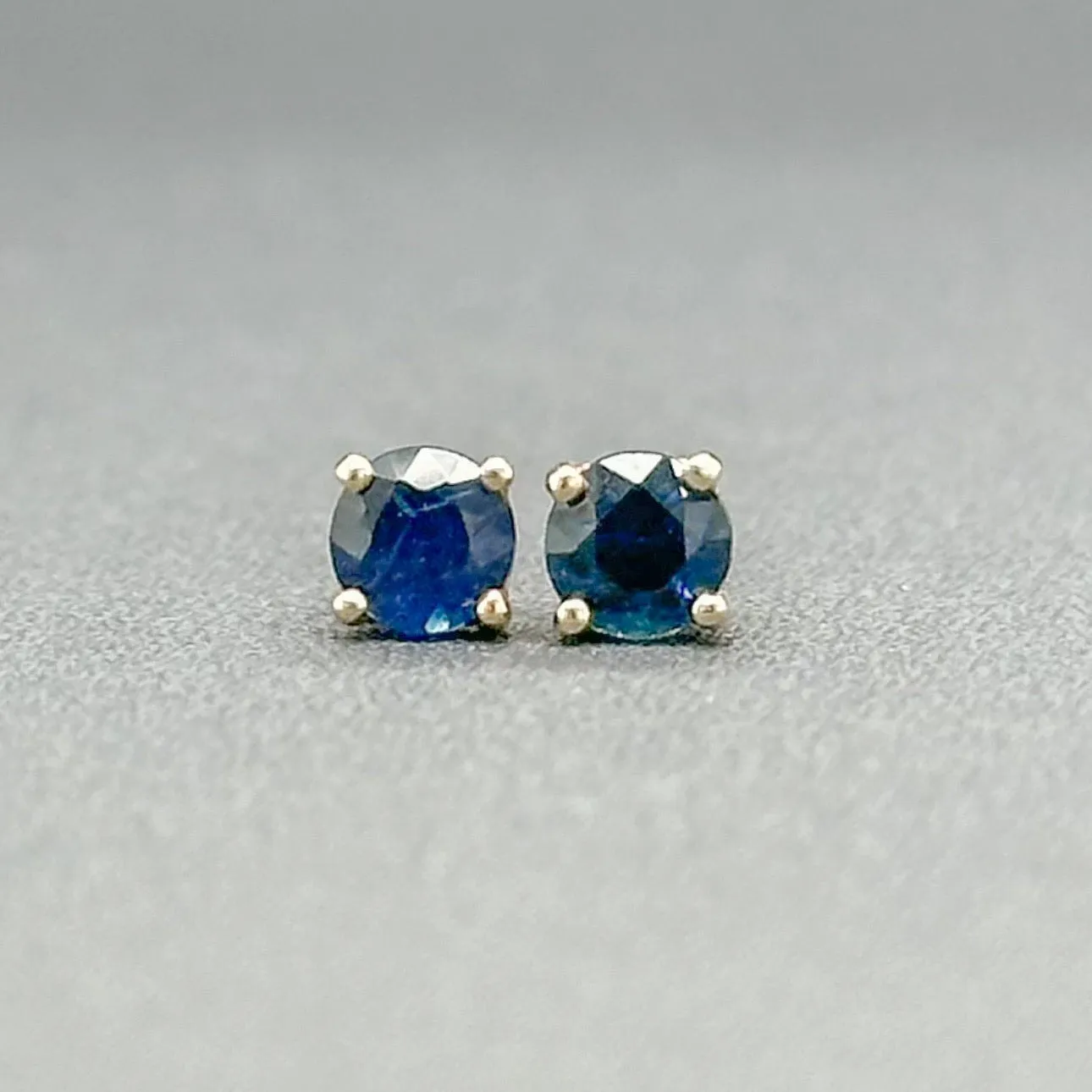 Estate 14K Y Gold 4mm 0.60ctw Sapphire Stud Earrings